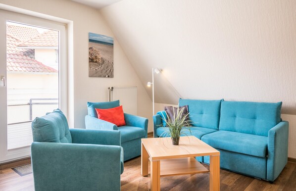 Wohnzimmer mit Sofa und Sessel