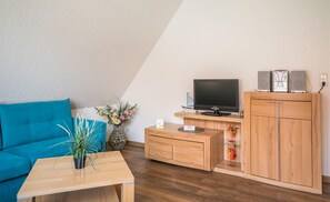 Wohnzimmer mit Sofa und TV