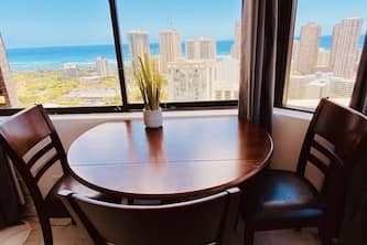 37th Floor: Amazing Ocean View/Skyline, 2b/2b, Walk to Waikiki beaches.