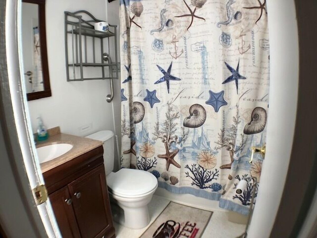 Lovely Cottage With Private Yard Convenient to Dennis Shopping and Dining