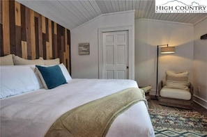 Stylish reclaimed wood feature wall behind the king bed.
