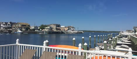 Pool side lounge on the Shelter Haven Basin 