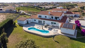 External view of the building. The Villa in full view: it's all yours to enjoy your time in Portugal!