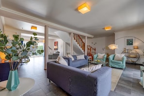 Living area. The main living room. Do you spot one of the chaisse longues in the back?