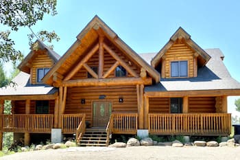 Ashton Bear-a-dise. Spacious retreat close to fishing, hiking, National Parks