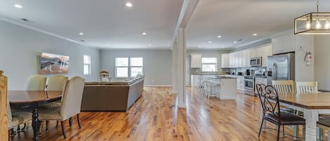 Large living space with 2 dining tables, and vaulted ceilings