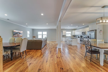 Large living space with 2 dining tables, and vaulted ceilings