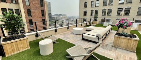 Rooftop Terrace with great City views!