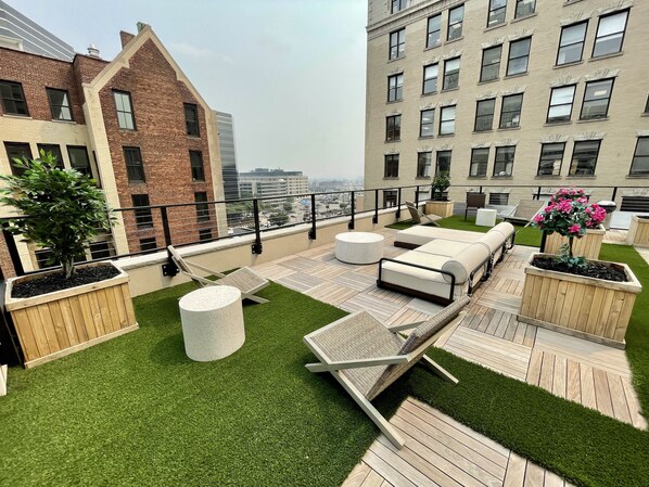 Rooftop Terrace with great City views!