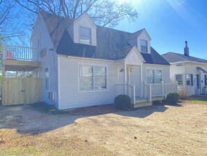 508A is the downstairs rental whereas you access 508B through the fence and walk up the steps to the top bungalow. Each house features a deck for your enjoyment.