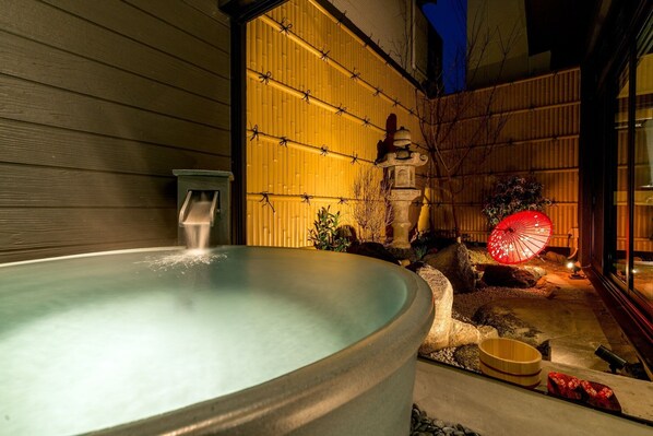 Outdoor spa tub