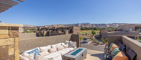 Front Patio - Enjoy the modern design of our beautiful luxury villa while soaking up the beautiful year-round weather of Southern Utah.