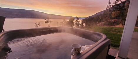 Outdoor spa tub