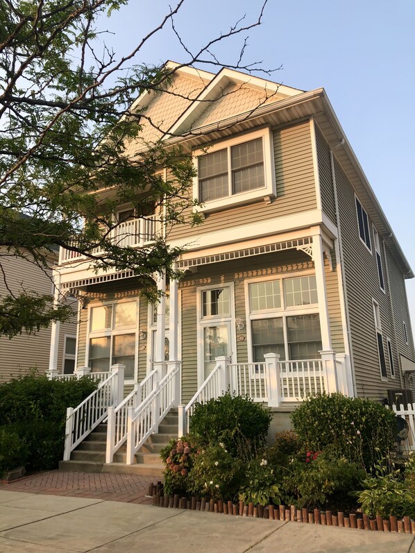 Cozy home a block from the beach