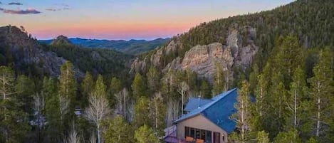 Peak to Peak retreat sits among stunning slopes of pines and provides panoramic views of the Rocky Mountains.