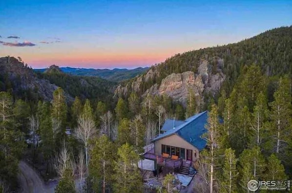 Peak to Peak retreat sits among stunning slopes of pines and provides panoramic views of the Rocky Mountains.