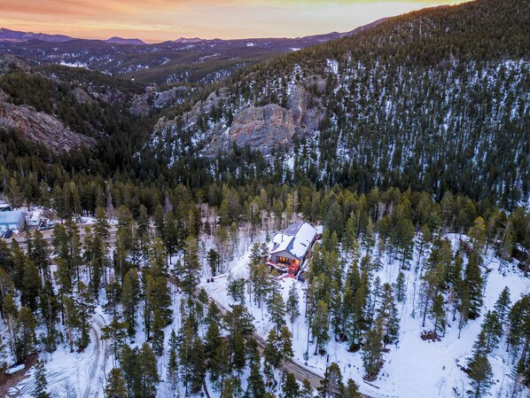 Peak to Peak retreat sits among stunning slopes of pines and provides panoramic views of the Rocky Mountains.