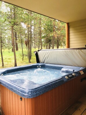 8 person hot tub