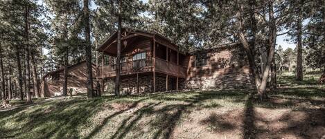 Welcome to Alpine Pearl Lodge - Breathtaking views abound from this comfortable cabin’s spacious deck. Grab a book, a drink, and get lost in the scenery from one of the comfortable lounge chairs!