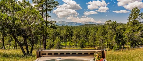 Welcome to The Painted Horse Retreat – Enjoy the view of towering Ponderosa pines, wide-open skies and the distant Sierra Blancas from your own hot tub!