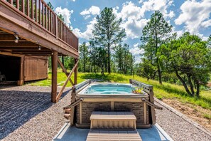 Soak in the Spa – Finish a day of hiking or skiing with a long, hot soak in the outdoor hot tub. You and your friends can enjoy a drink while you soak and drink in the scent of the nearby pines!