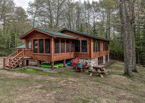 Spacious yard area to play (Heron)
