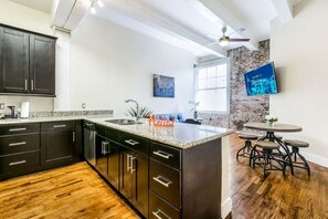 Kitchen/ Seating area