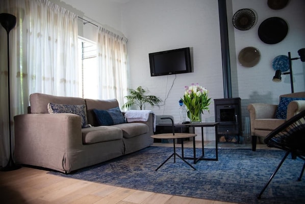 Cozy and attractive livingroom with smart tv, fireplace & slidingdoors to garden