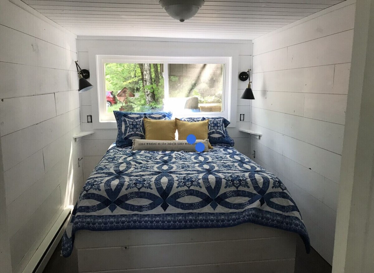 Ultimate couples getaway! Quiet and private Lakeside Cottage in the Adirondacks