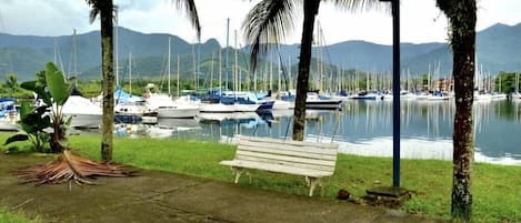 O Condominio Bracuhy repleto de lugares para sentar e apreciar a bela paisagem.