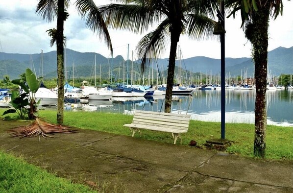 O Condominio Bracuhy repleto de lugares para sentar e apreciar a bela paisagem.