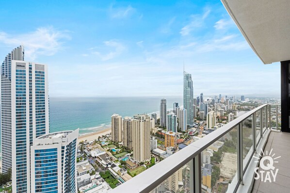 Balcony features glittering ocean views 🏝