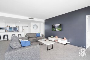 Comfy living room area plenty lots of couch space 🛋