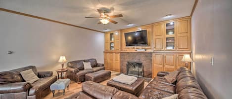 Ogallala Vacation Rental | 6BR | 3BA | 2,600 Sq Ft | 5 Stairs to Access Home