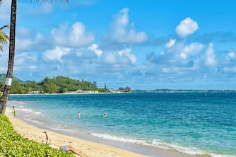 Oceanfront in Punaluu, sleep to the sound of waves!