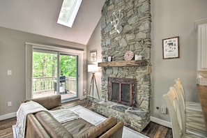 Living Room | Gas Fireplace | Main Floor