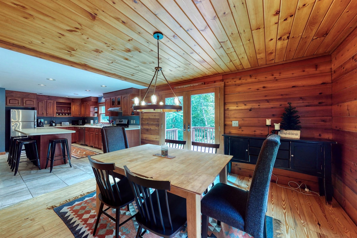 Lovely Log Cabin Near Slopes W/ Free WiFi, Firepit, & Gourmet Kitchen – Dogs OK