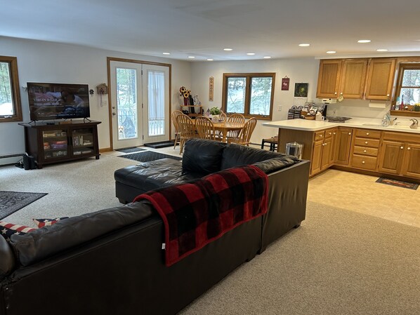 Open floor plan - Living room, dining room and kitchen 