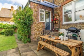Porch House, Hunstanton: The patio area is perfect for barbecues and dining alfresco