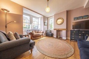 Porch House, Hunstanton: Sitting room with comfortbale seating