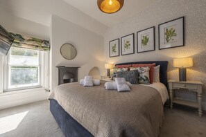 Porch House, Hunstanton: Master bedroom with king-size bed