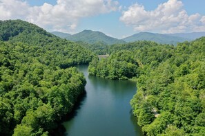 Overview of a narrow part of Queens Lake