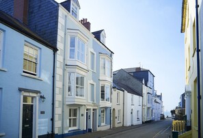 Chart House is situated within the medieval walls, perfectly located to explore all the beach and town has to offer