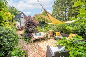 Alec Hill's Bakehouse, Wangford: The garden is lovely in all seasons