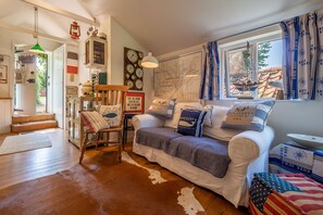 Alec Hill's Bakehouse, Wangford: Cosy sitting area