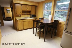 Kitchenette/Dining Area