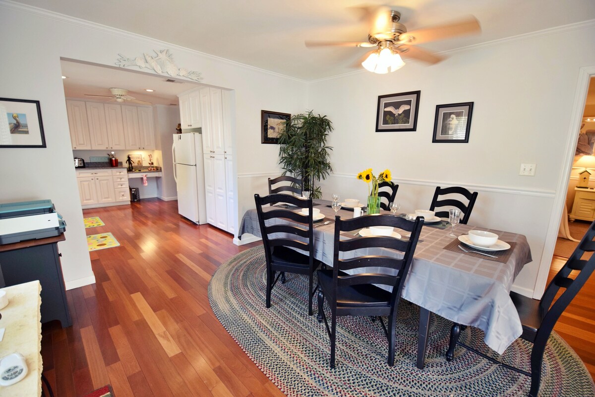 4BR/2.5BA Cottage, Walk to Pier Village, Pet Friendly, Sleeps 8
