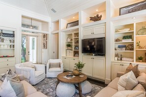 Spacious living room with sonos sound, cable and  smart tv for enjoying your apps!