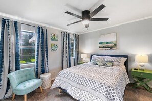 Queen bedroom (bed #2)