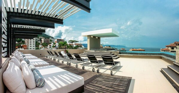Breathtaking rooftop pool/spa with infinity edge view of the ocean and city 